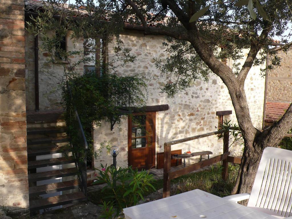 Castello Di Cisterna Aparthotel Gaglietole Ngoại thất bức ảnh
