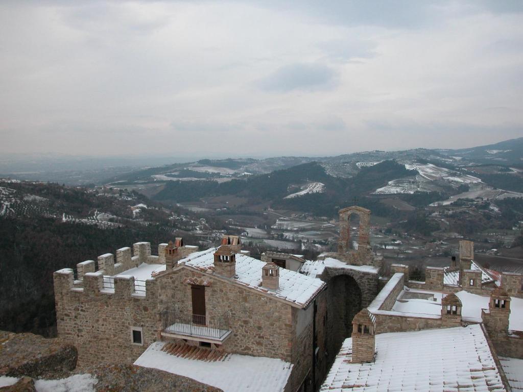 Castello Di Cisterna Aparthotel Gaglietole Ngoại thất bức ảnh