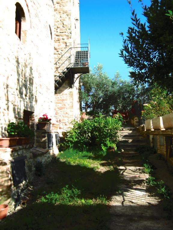 Castello Di Cisterna Aparthotel Gaglietole Ngoại thất bức ảnh