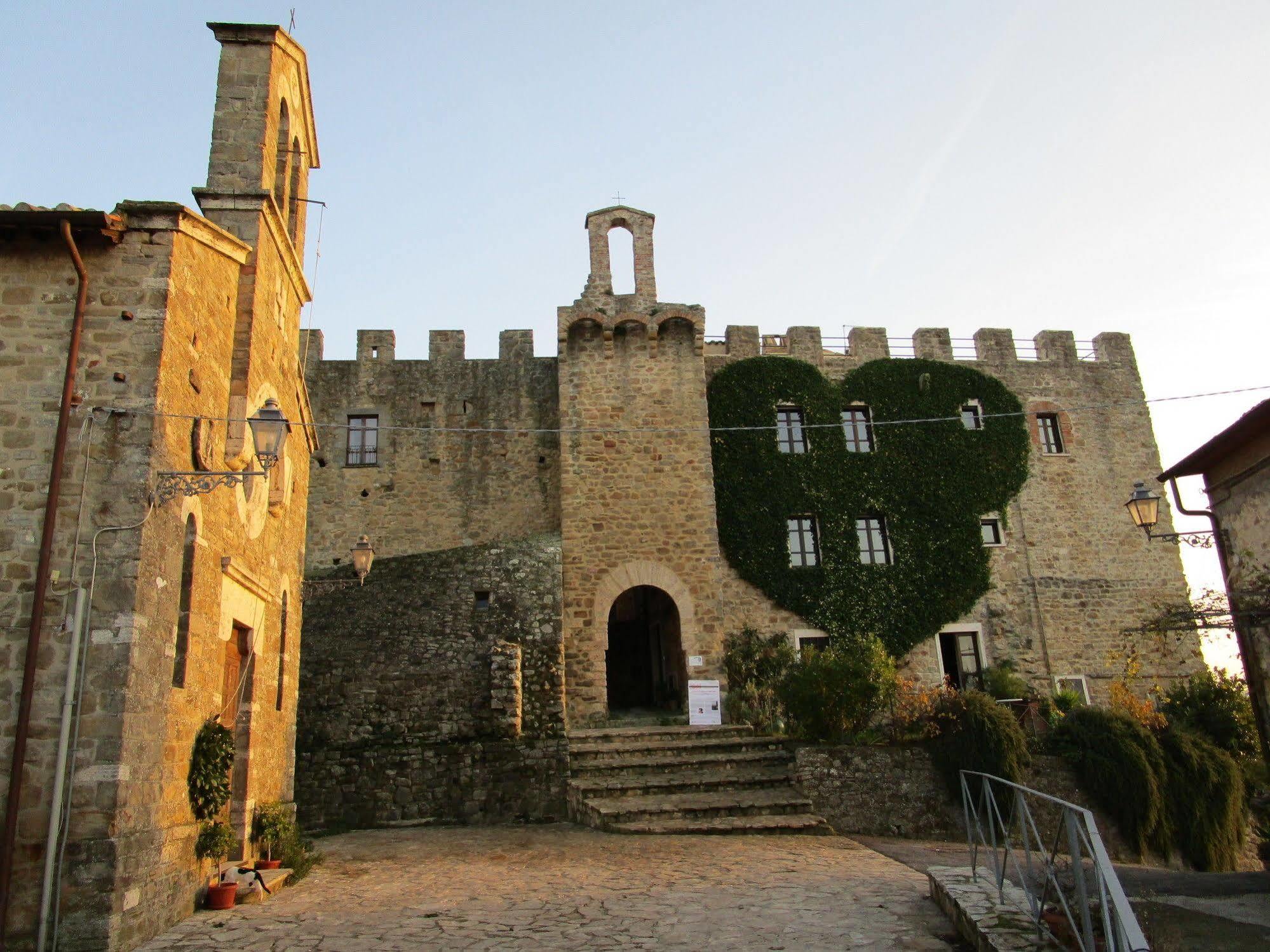Castello Di Cisterna Aparthotel Gaglietole Ngoại thất bức ảnh